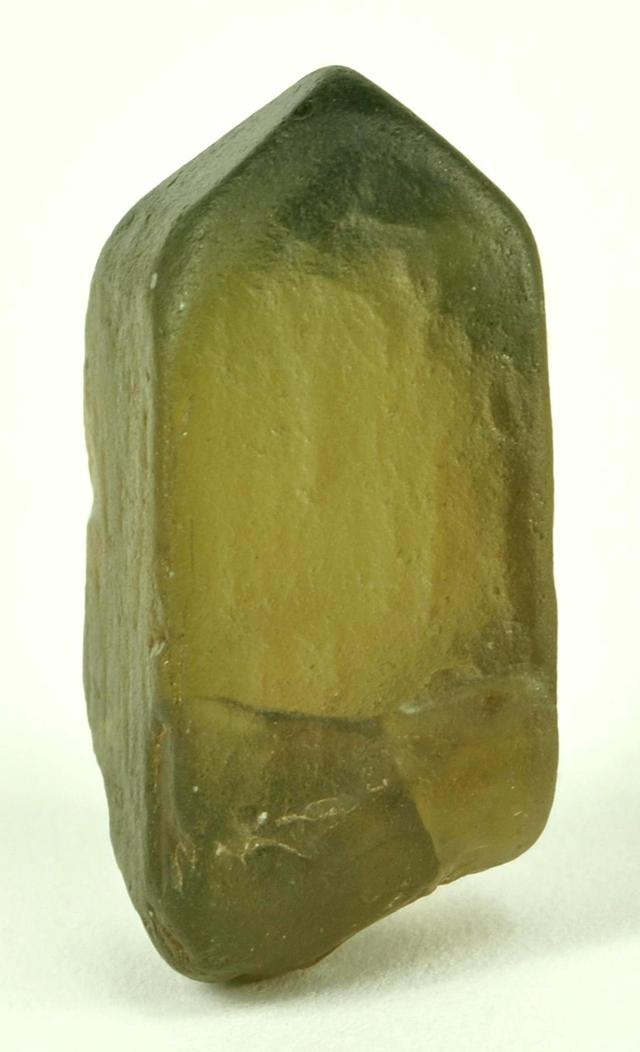 有人能看出来锆石和钻石的区别吗 (锆石是不是钻石)