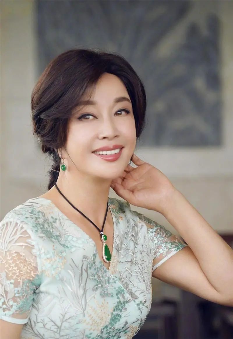 刘晓庆究竟有多少钱,六十五岁刘晓庆回老家买墓地