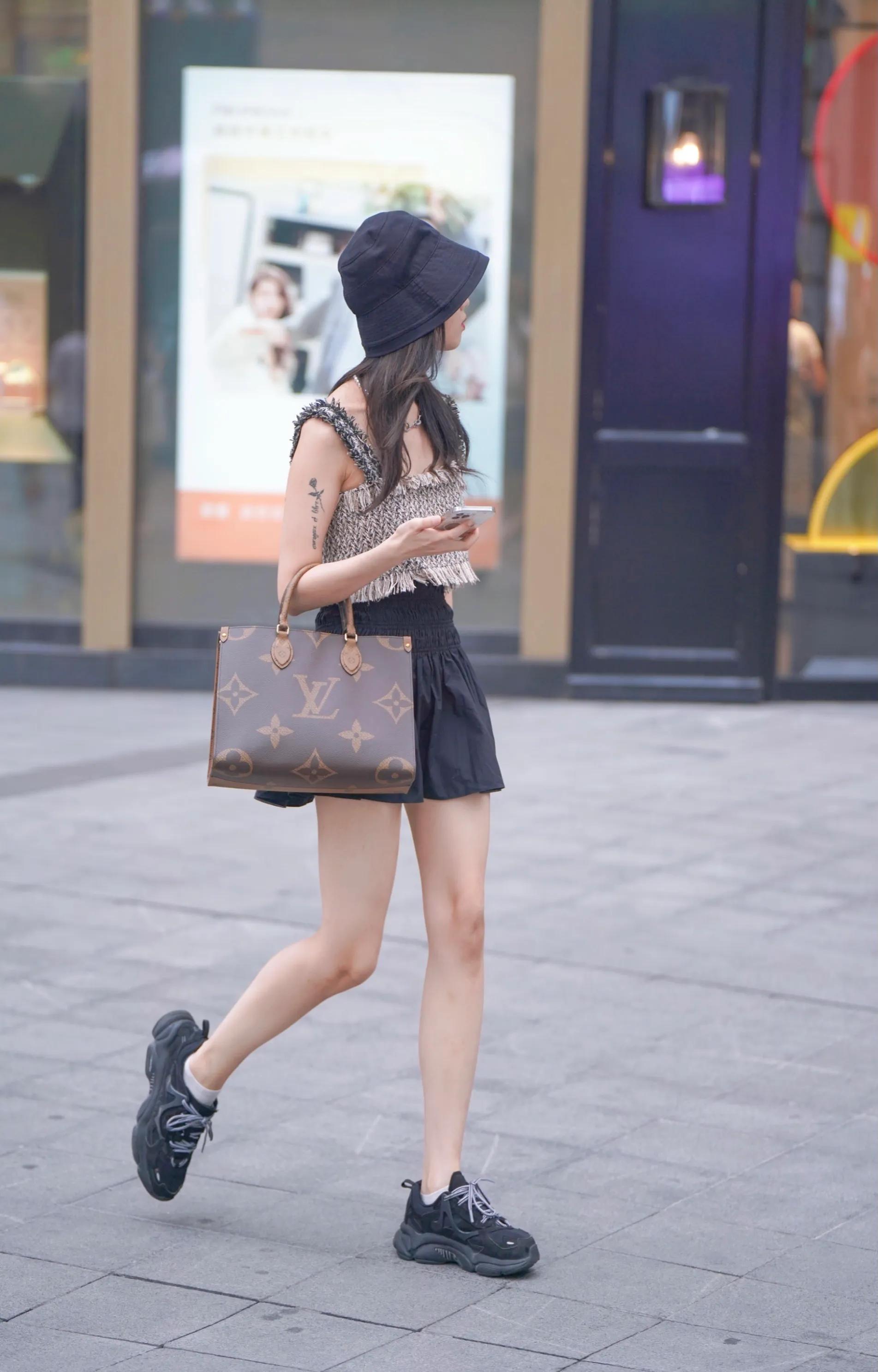 lv包时尚穿搭,lv棋盘格女包中号街拍