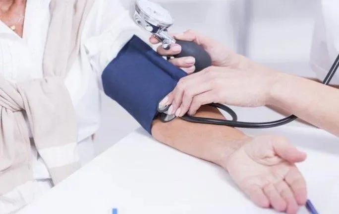 怎样用电子血压计测量血压视频,电子血压计测量血压需要裸臂吗