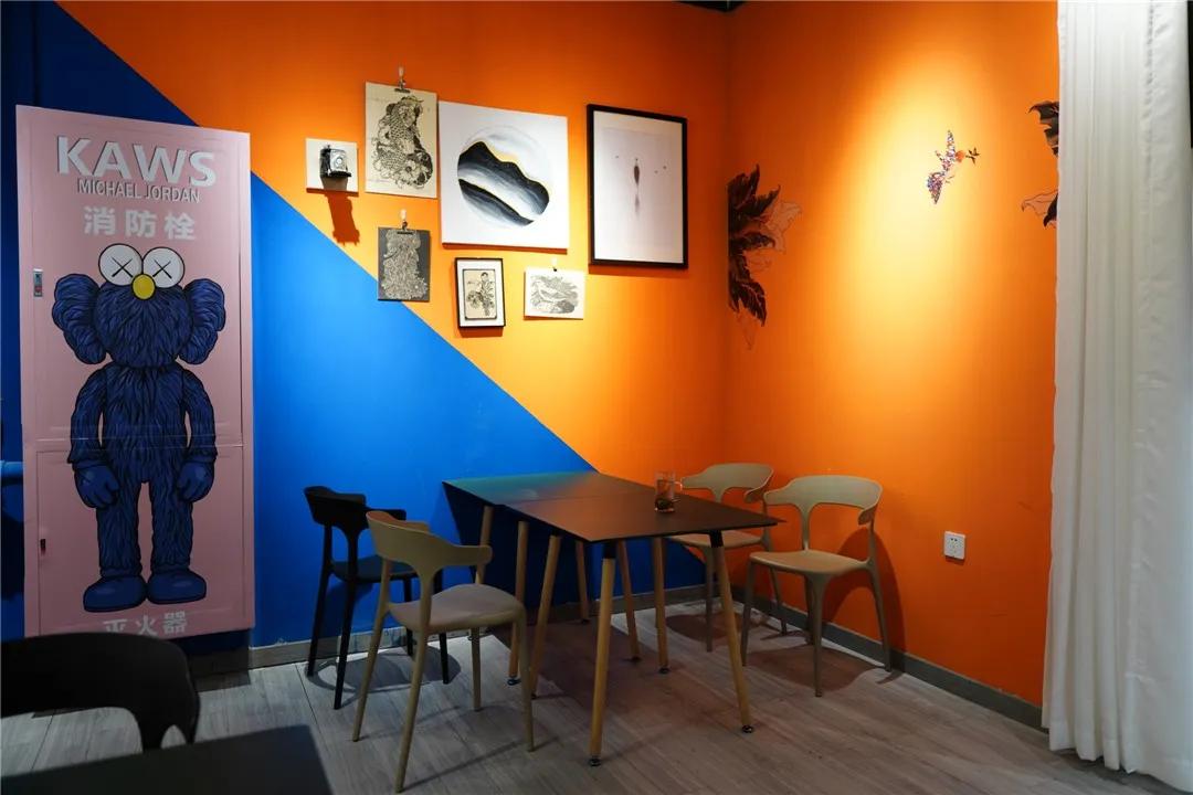 从10平方米的楼梯间花店，到130平方米的花园花店，为何她俩做得这么火？