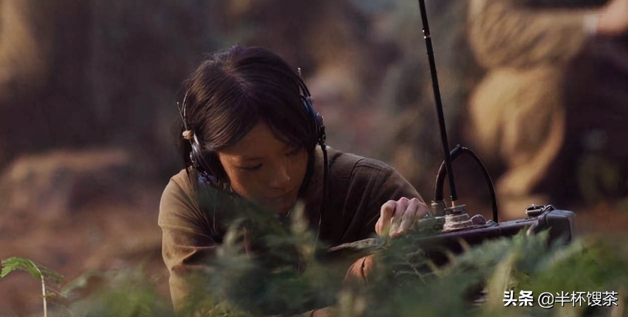 「说谍」战火青春,新四军少女电台力挽狂澜,真女兵绝不搔首弄姿