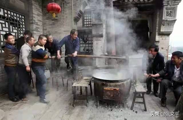 膯,在古代汉语中,意思吃得太多肚子难受,今天我们写作撑