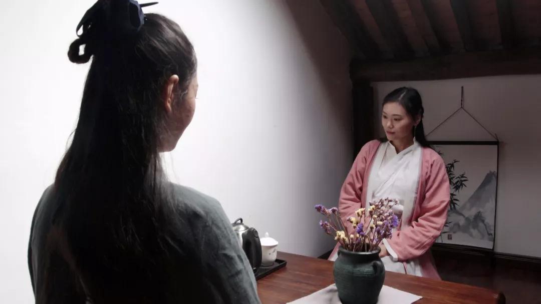 山崖上的徽派民宿,民宿古香古色的徽派民宿