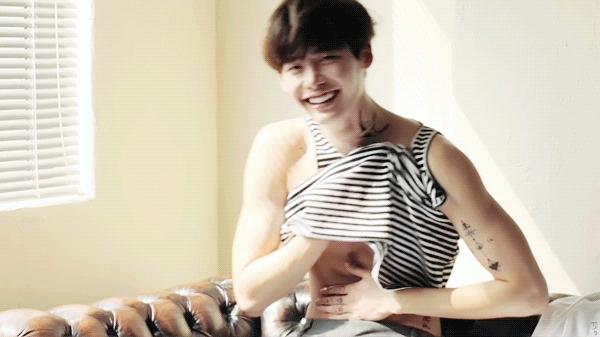 李钟硕整容电影,韩国明星服兵役李钟硕