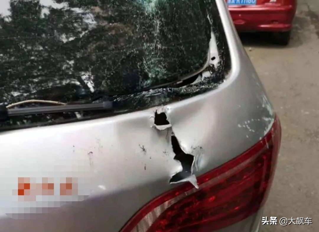 窗户掉落砸坏车辆怎么处理,窗户被风刮掉了砸坏车辆谁负责