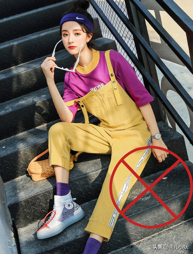 芥黄色上衣配什么颜色裤子好看,桔黄色紧身裤子配什么上衣