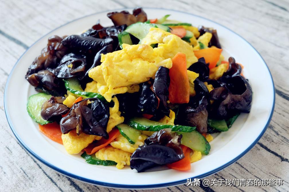 炒木耳总是噼里啪啦炸锅,炒木耳为什么会噼里啪啦的炸锅