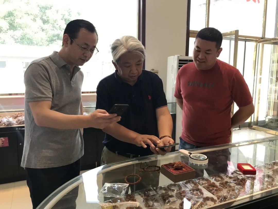 永清核雕摆地摊,卖核雕赚百万元