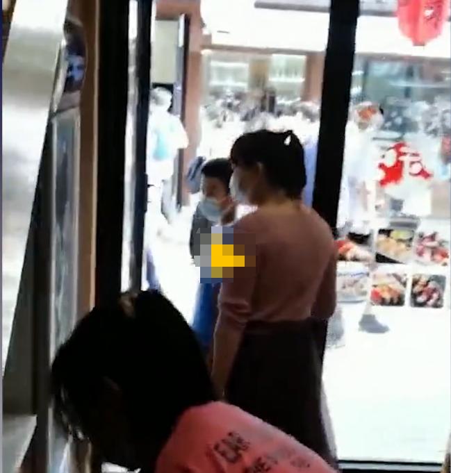 日料店啤酒过期遭老板殴打,大连日本风情街事件追责