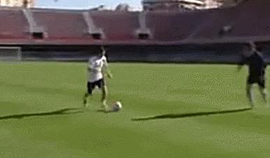 梅西观看自己过人,梅西过人的搞笑视频