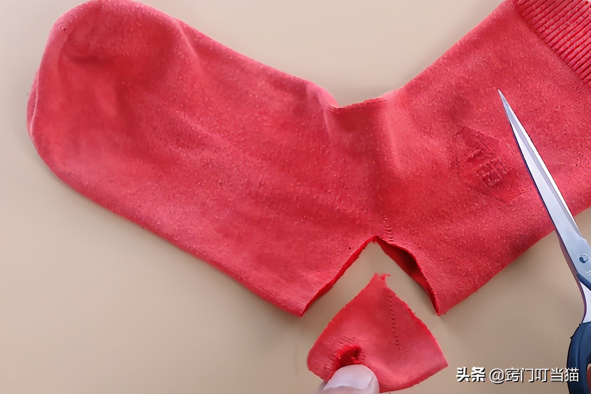 袜子破洞了要不要继续穿,袜子有洞要不要扔掉