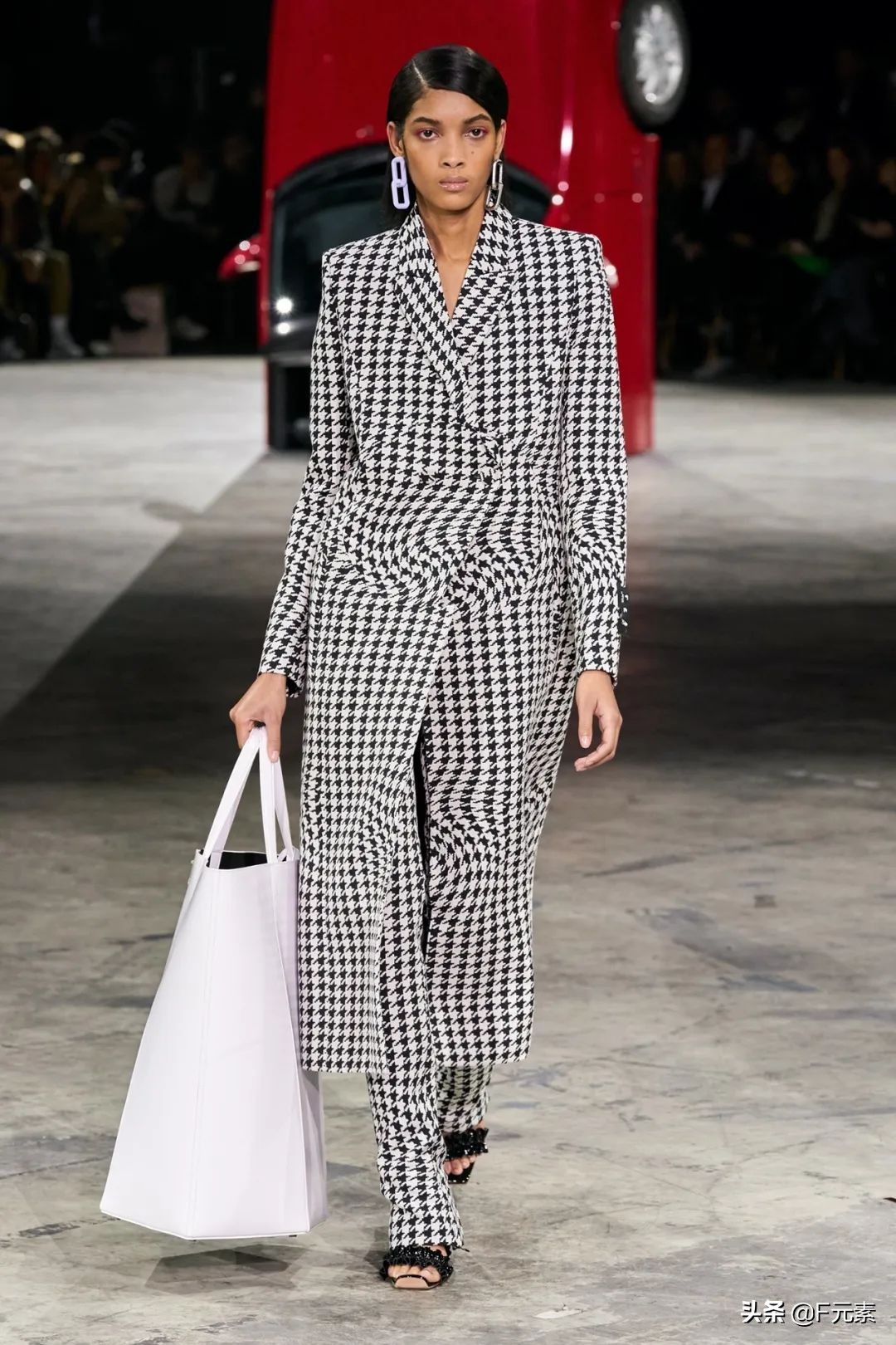 Off-White牵手“始祖鸟”,Hadid姐妹助阵,这场秀需要看一看