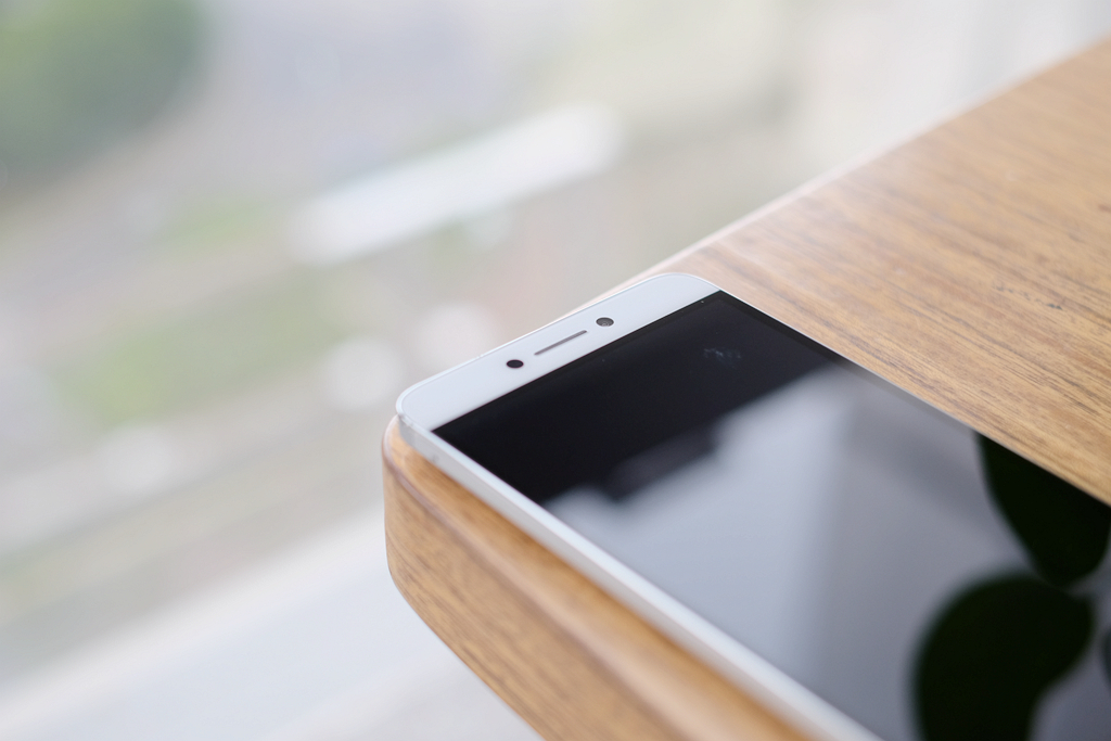 大学生没钱买新手机,大学生换个新手机多少钱合适