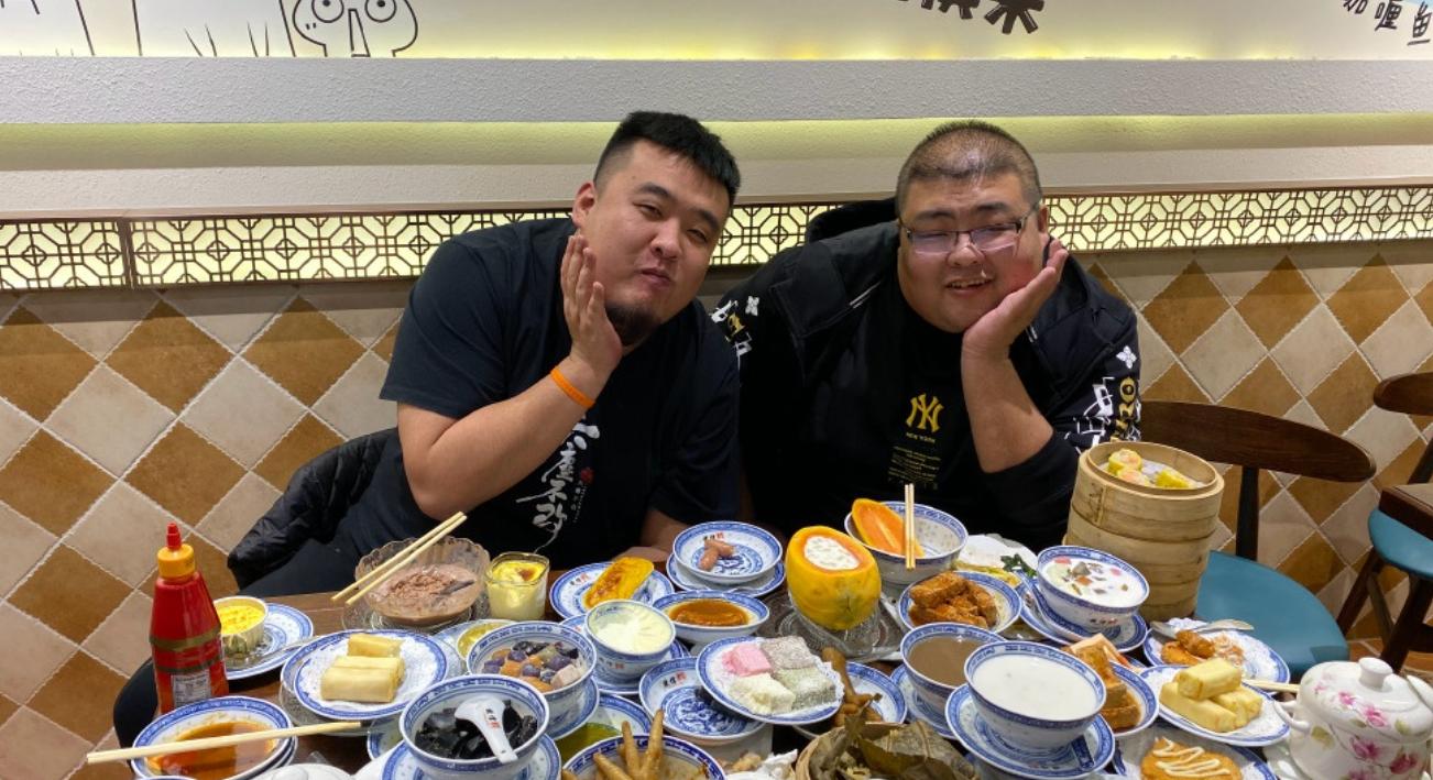 吃播泡泡龙意外去世，29岁体重320斤，生前脸上黑斑是早有预兆？