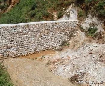 山体滑坡导致火车的侧翻,山体滑坡导致的火车事故