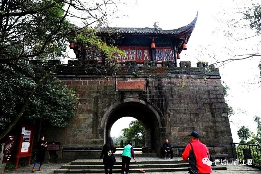 坐上公交去旅行!跟着这条101路线,带你玩遍大半个都江堰~一站一景,吃喝玩乐一网打尽!