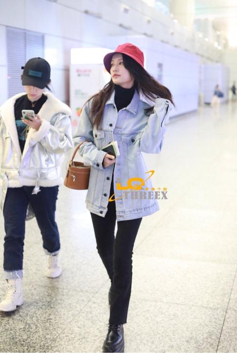 李沁小红帽,李沁近日机场穿搭