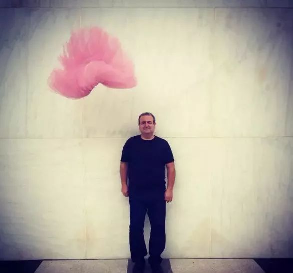 穿着15年的蓬蓬裙的中年男人,粉色蓬蓬裙穿了14年