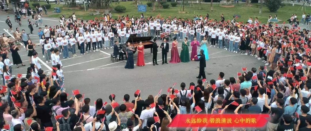 拍个快闪都是爱你的形状!2000多人在金湾以歌示爱录MV为她过生日