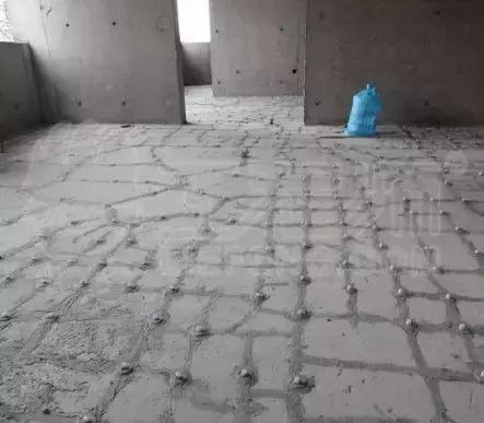 现浇楼板贯穿式裂缝是正常的吗,钢筋混凝土楼板裂缝是什么原因