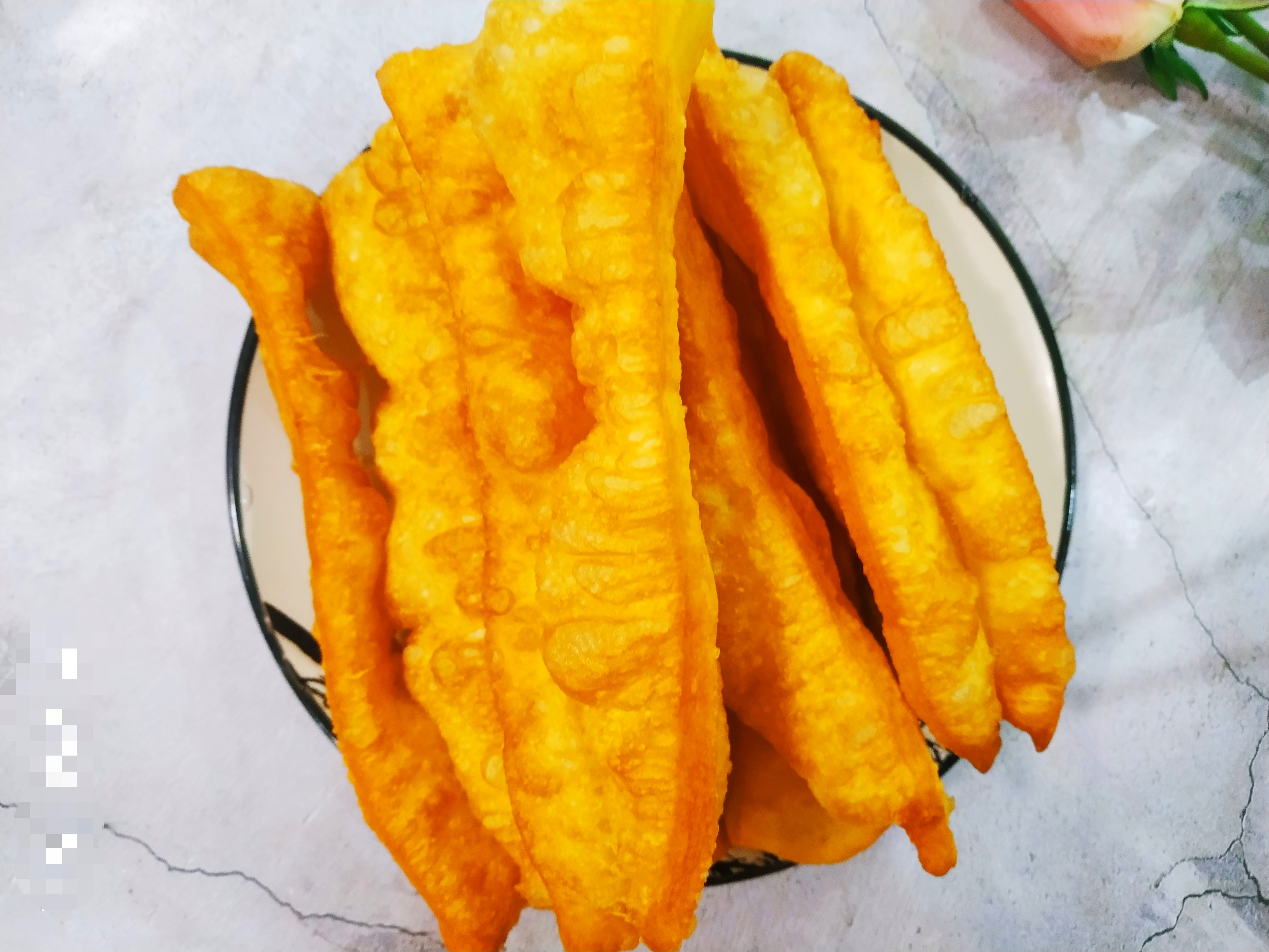 炸油条用脆皮油条粉还用放酵母吗,炸油条酵母碱油条店老板教你做法