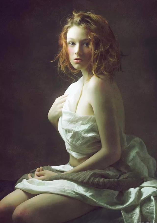 淡黄的长裙蓬松的头发魔性女生,淡黄的长裙蓬松的头发歌唱版