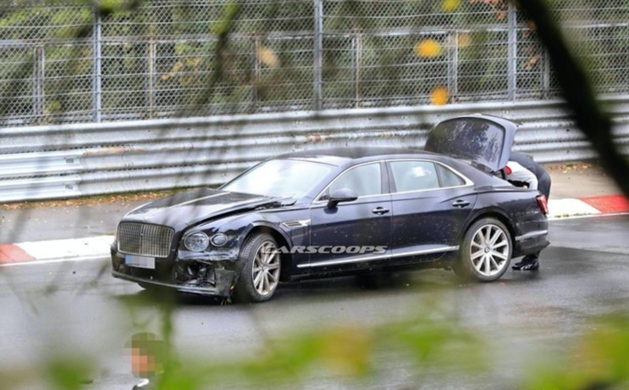 289万的全新宾利飞驰全球首撞，隔着屏幕都觉得心疼