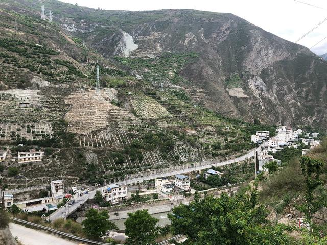 汶川农户三天卖近1500斤车厘子京东快递又让当地果农“笑嘻嘻”