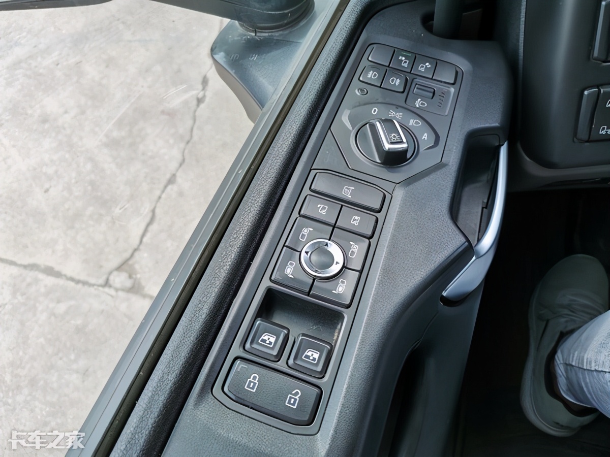 斯堪尼亚国六二手车多少钱,二手斯堪尼亚牵引车什么价格