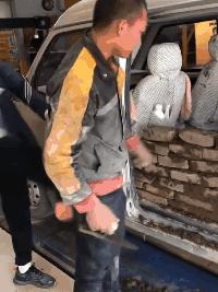 “兄弟睡觉压得胳膊都变色了，要不要叫醒他？”醒来一定很酸爽