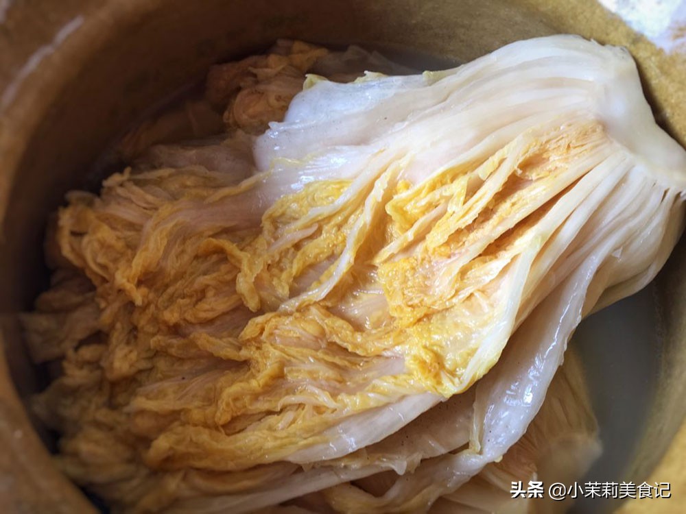 腌酸菜上面一层白膜怎么办,腌酸菜怎么会有一层黑膜