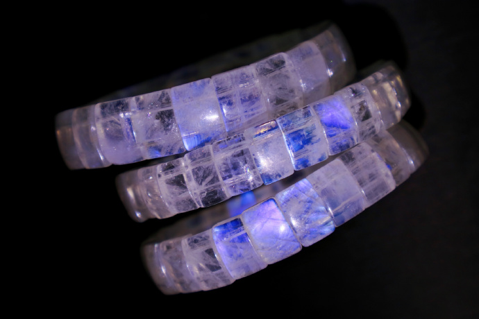 你会戴黄金首饰吗,什么类型的手链可以戴右手