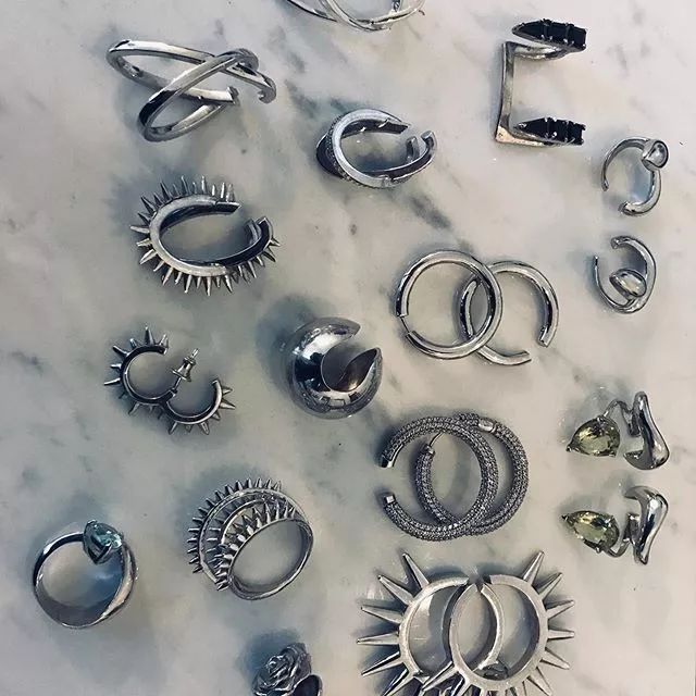 不差钱的女人的特点,为什么那么多人都喜欢佩戴耳环