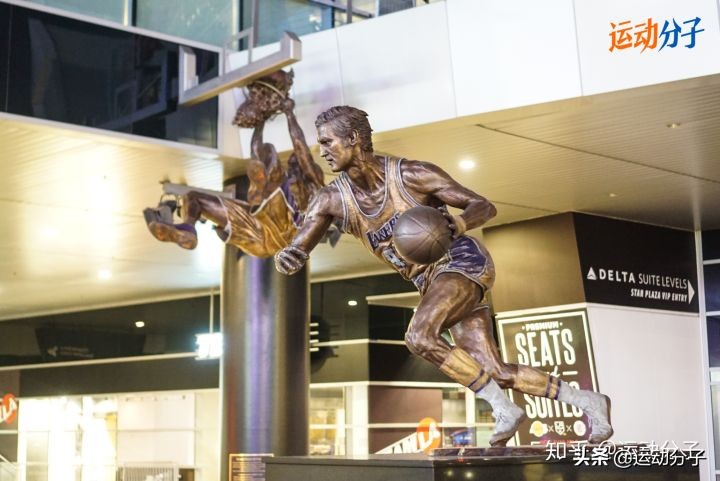 斯台普斯球馆雕像,斯台普斯中心门前的雕像