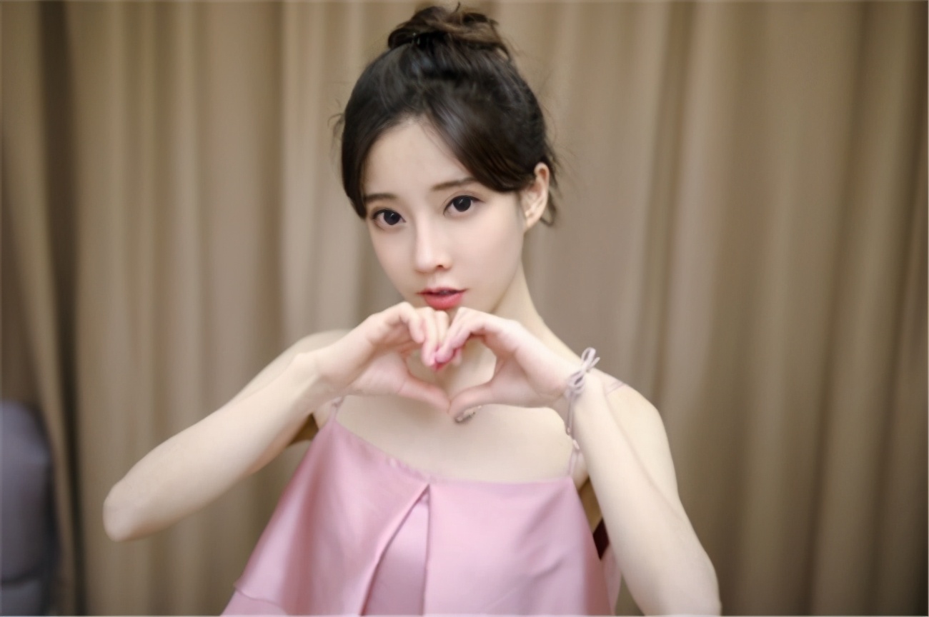 不愧冻龄女神,冯提莫上新节目挑战萝莉裙,网友:还好她腿够细