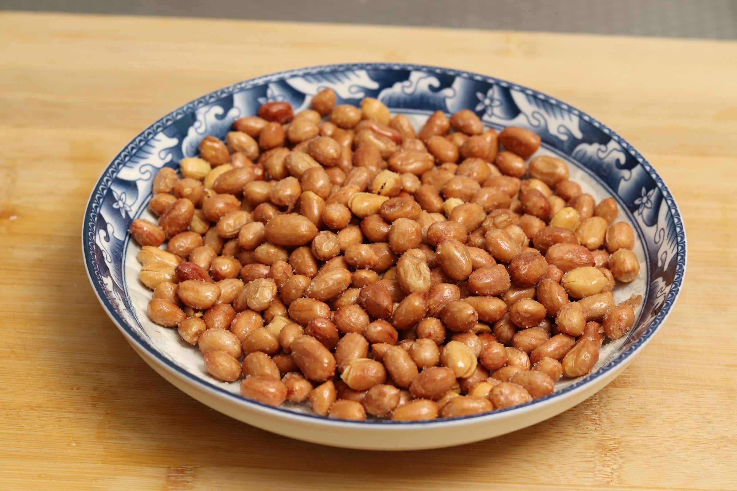 花生米怎么炸又酥又脆加白酒,炸花生米的正确做法放白酒