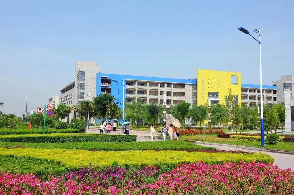 陕西最“豪华”大学之一!坐拥4大“网红”食堂,游泳馆、商业街一应俱全!