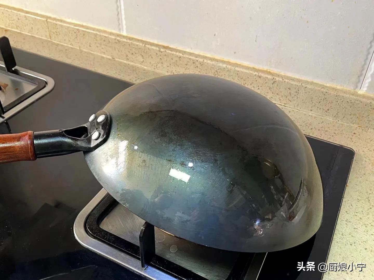 新买的铁锅千万别直接上油,新买铁锅开锅别直接用火烧