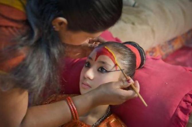 尼泊尔“活女神”双脚不能沾地,初潮就退位,无人敢娶