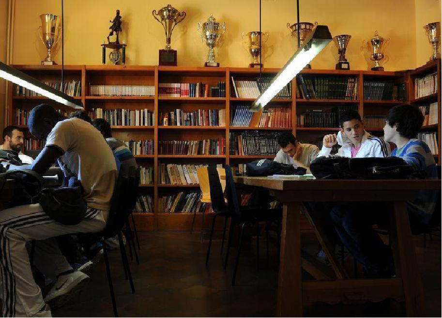 踢足球会耽误学业吗,踢足球对将来有用吗