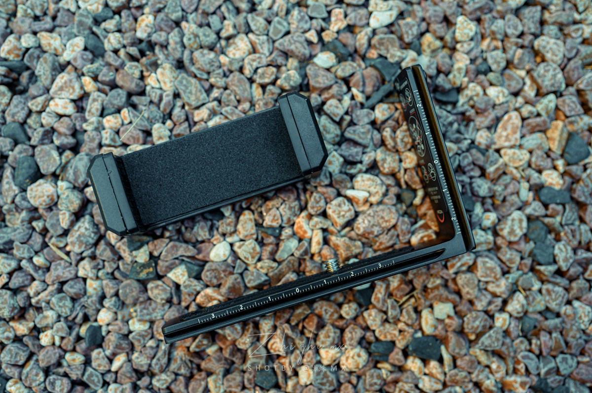 “跨界级”专业防抖，手机和微单都可用，普通人的视频“法宝”