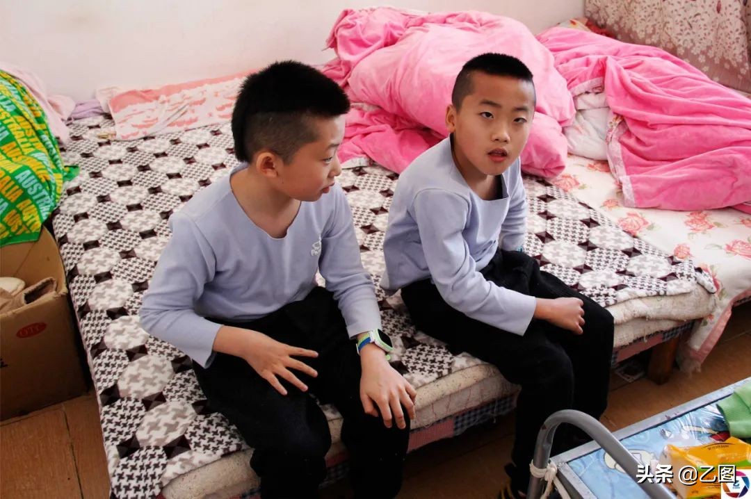 脑瘫双胞胎奶奶,三胞胎患脑瘫家人不离不弃