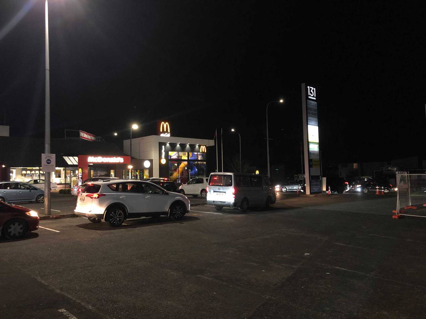 黑帮“*私走**”KFC全家桶被捕？吃不到垃圾食品，新西兰人馋坏了