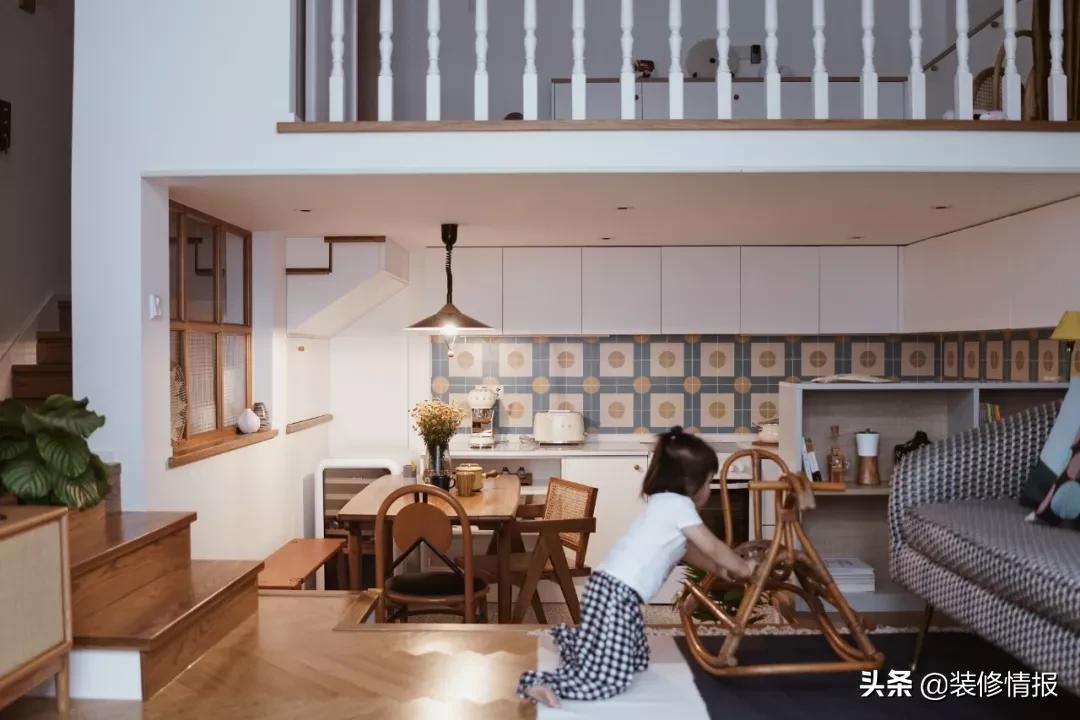 她买下32㎡上海老旧学区房，为女儿打造小桃园还有20㎡舒适大庭院