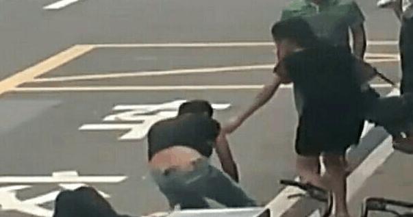 小孩在车上想上厕所,如何教女儿上卫生间