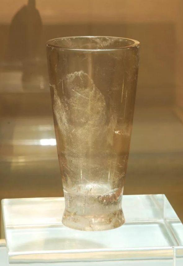 古墓出土最珍贵的玻璃杯,1990年浙江一古墓发现战国水晶杯