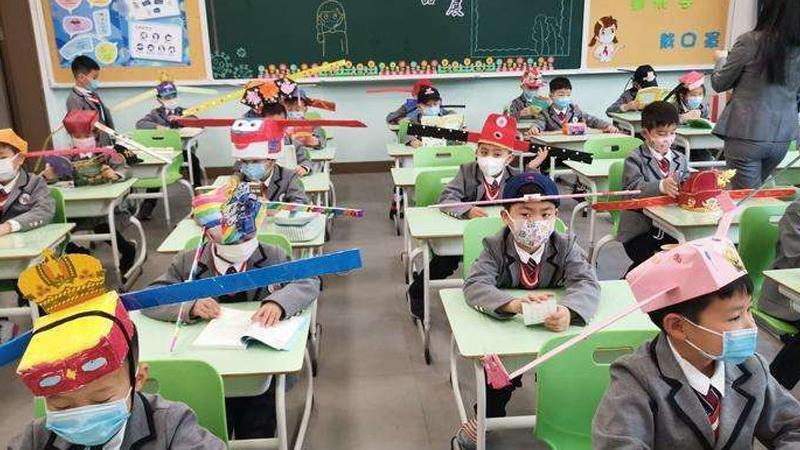 你喜欢“一米帽”吗？学生戏称一夜回到宋朝，游客争相多要几个