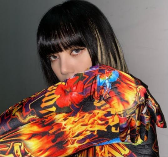 人间芭比lisa晒巴黎私照,lisa现状曝光牛仔裙