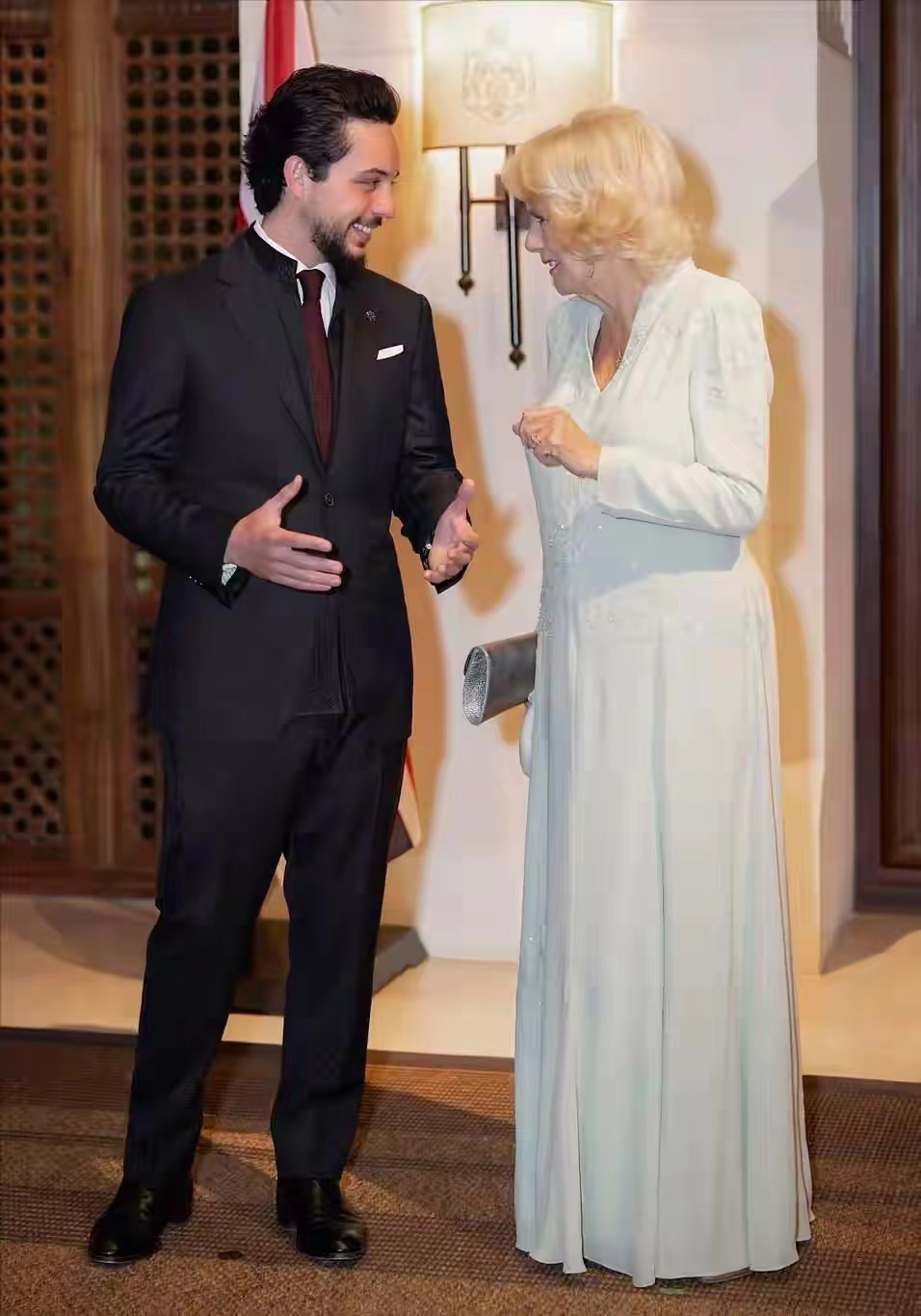 卡米拉 约旦王后 屈膝礼 (卡米拉向约旦王后行屈膝礼)